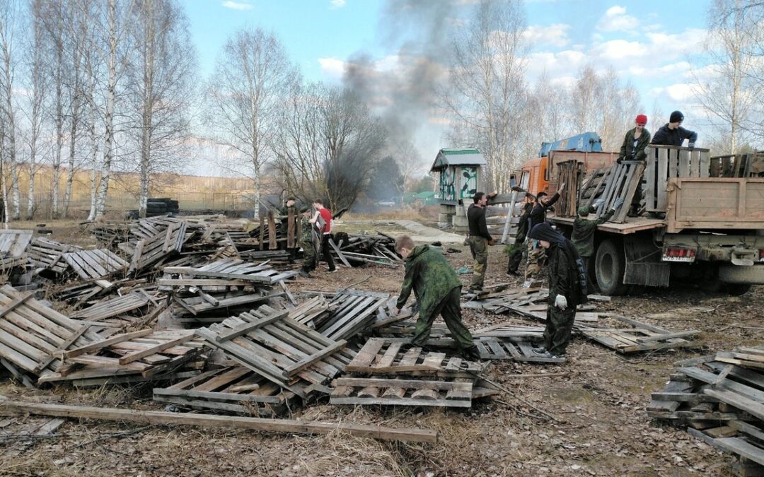 Во вторник страстной седмицы 11 апреля, курсанты ВПК «Град» провели уборку территории летнего военно-спортивной площадки возле скита св. мчч. Флора и Лавра