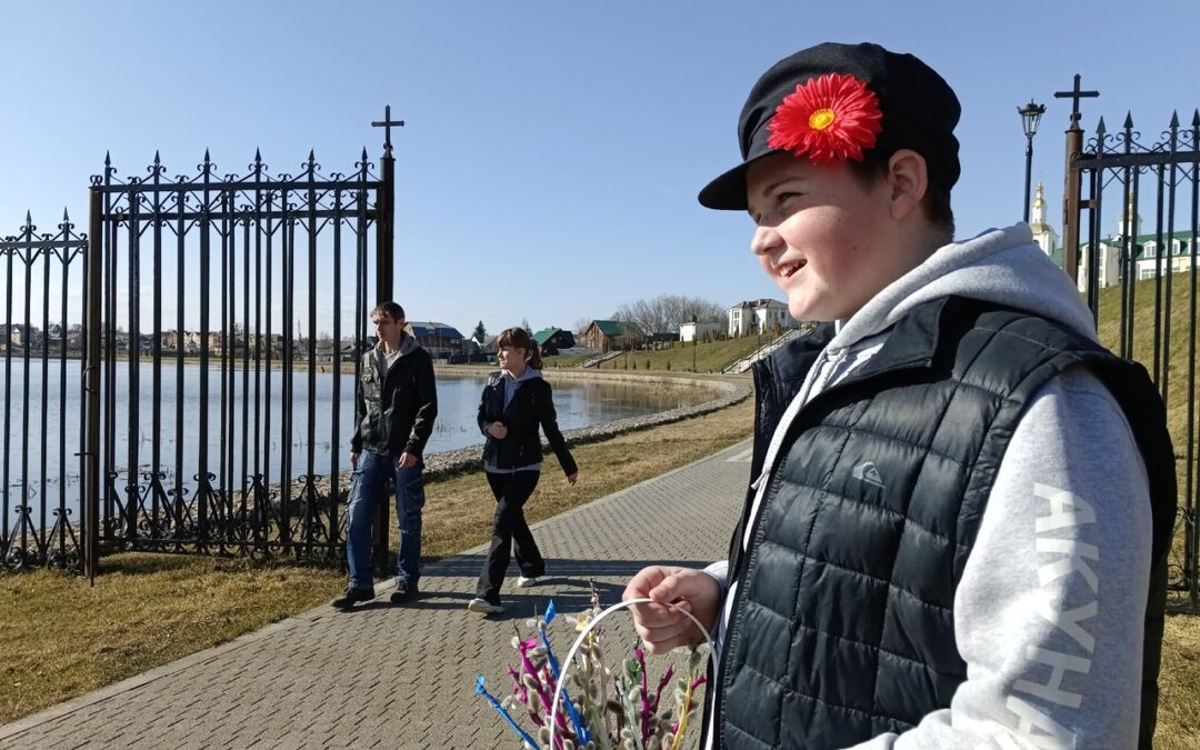 Волонтёры Социальной службы помощи «Всегда рядом» совместно с куратором, поздравили односельчан с Вербным воскресением