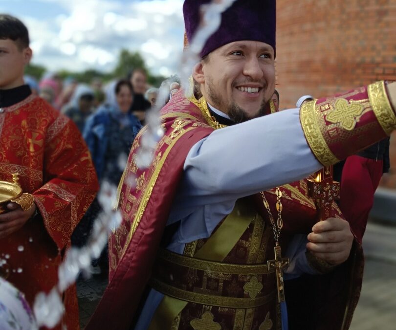 Сегодня в храме Царственных мучеников в селе Дивеево, состоялась праздничная служба